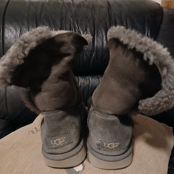 UGG BAILEY BUTTON II GREY SUEDE SHEEPSKIN CLASSIC WOMEN'S BOOTS - Picture 6 of 7
